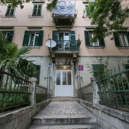 D&d In Centre 1 Σπλιτ